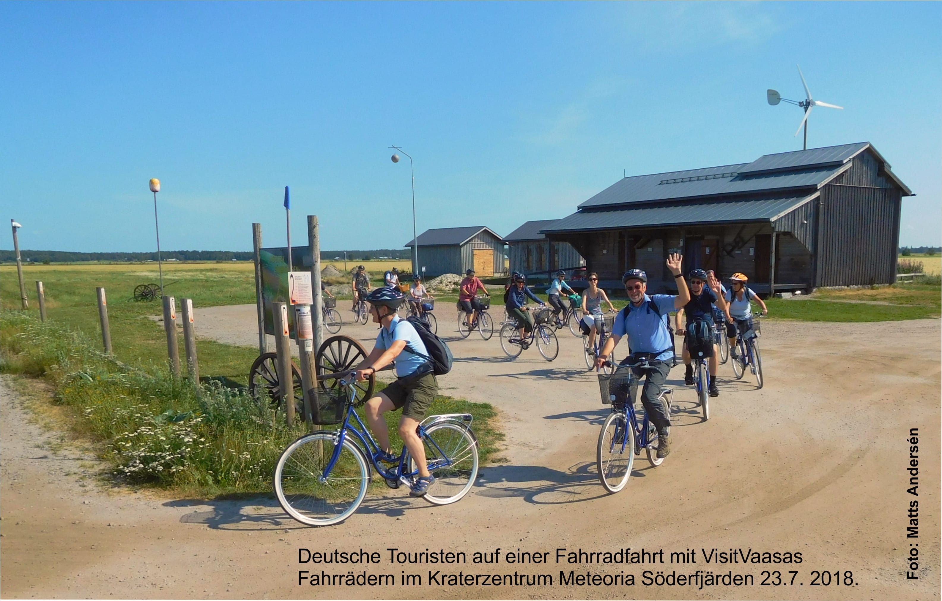 Deutsche Touristen auf einer Fahrradfahrt im Kraterzentrum Meteoria Söderfjärden 23.7. 2018. Foto M. A.jpg